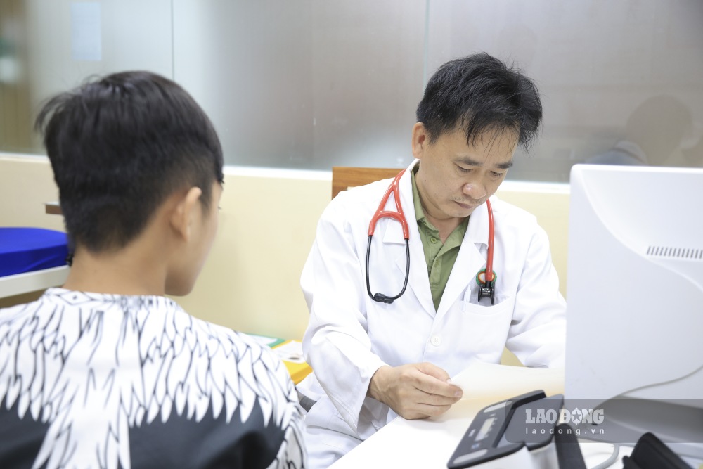 Các bác sĩ tại Cà Mau khám sàng lọc cho trẻ em. Ảnh: Nhật Hồ.