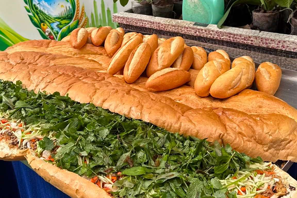 A giant vegetarian bread at the event. Photo: DI PY.