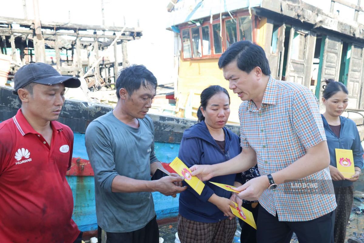 Mr. Nguyen Dinh Hung - Member of the Standing Committee of the Provincial Party Committee, Standing Vice Chairman of the Vietnam Fatherland Front Committee of Nghe An province - presents support to fishermen whose fishing boats caught fire. Photo: Duy Chuong