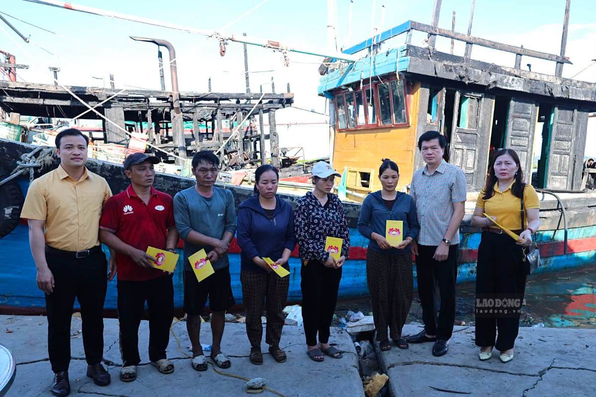 Đoàn công tác Mặt trận Nghệ An thăm hỏi, trao hỗ trợ cho các chủ tàu cá bị thiệt hại tại xã Quỳnh Phú. Ảnh: Duy Chương