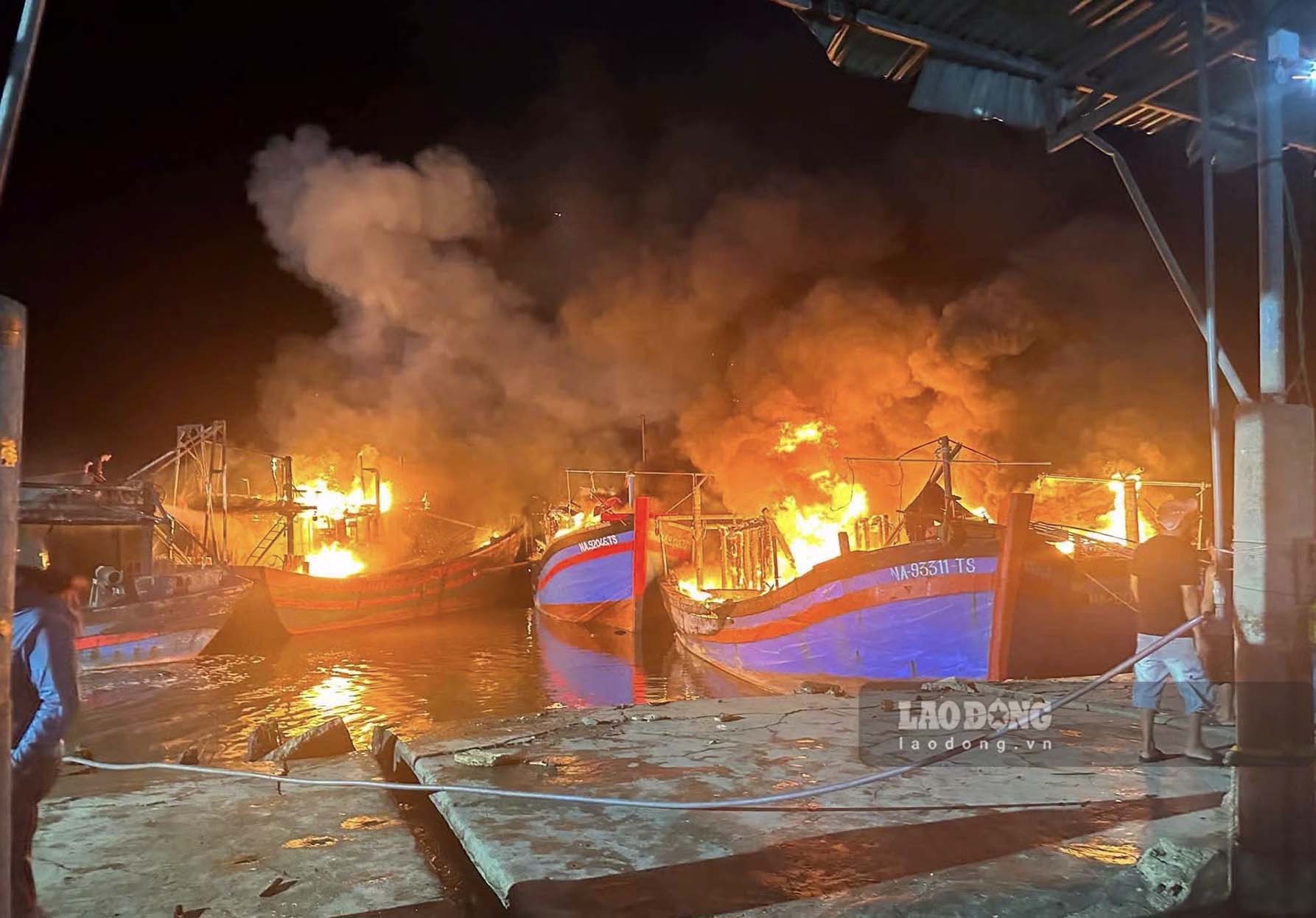 Vụ cháy 5 tàu cá xảy ra vào lúc rạng sáng 15.8 gây thiệt hại lớn. Ảnh: Duy Chương