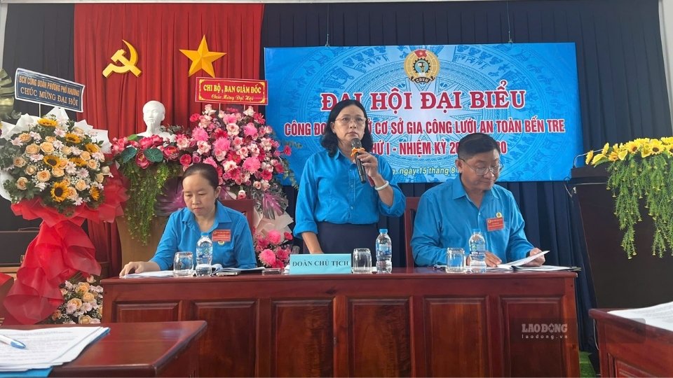 Đoàn Chủ tịch điều hành Đại hội Công đoàn cơ sở Gia công lưới an toàn Bến Tre lần thứ I. Ảnh: Hoàng Lộc