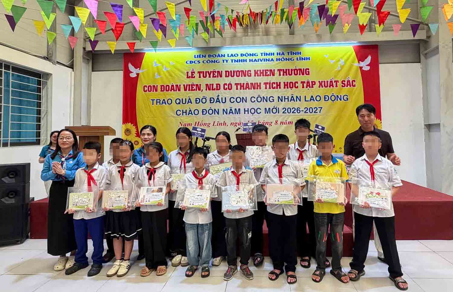 Giving gifts to children of workers with good academic achievements. Photo: Ha Tinh Trade Union