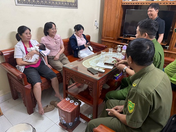 Commune police in Phu Tho work, handing over the baby. Photo: Phu Tho Police