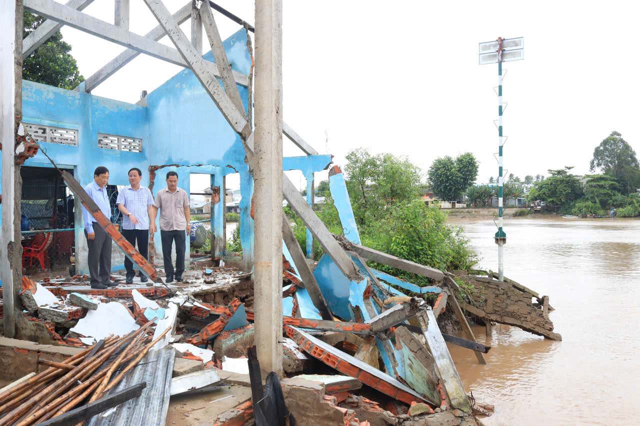 Ông Trần Văn Huyến (giữa) đi khảo sát thực tế và chỉ đạo công tác khắc phục tại các điểm sạt lở. Ảnh: Thúy Liễu