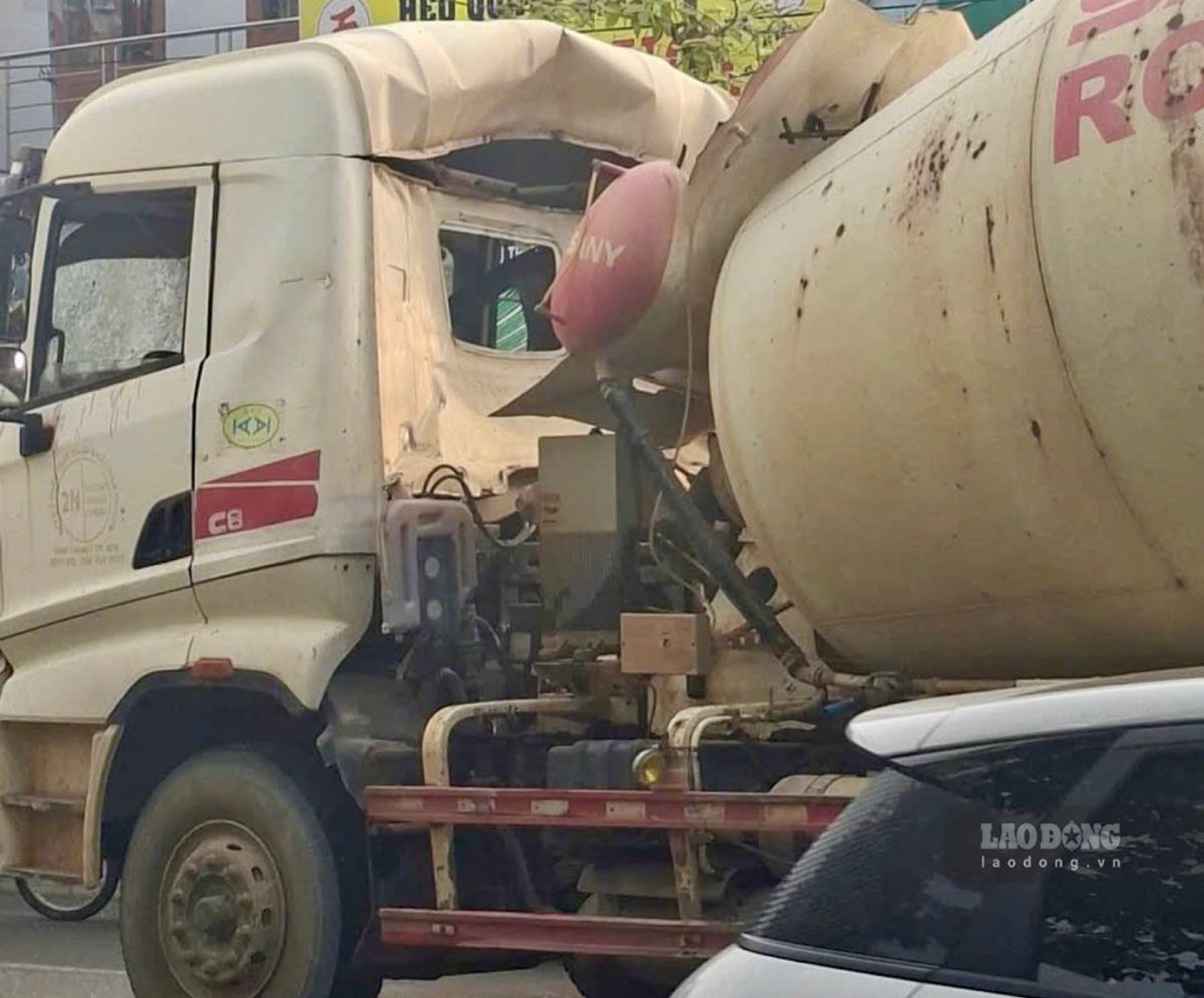 Concrete mixer truck suddenly explodes in the middle of the road. Photo: Duy Tuan