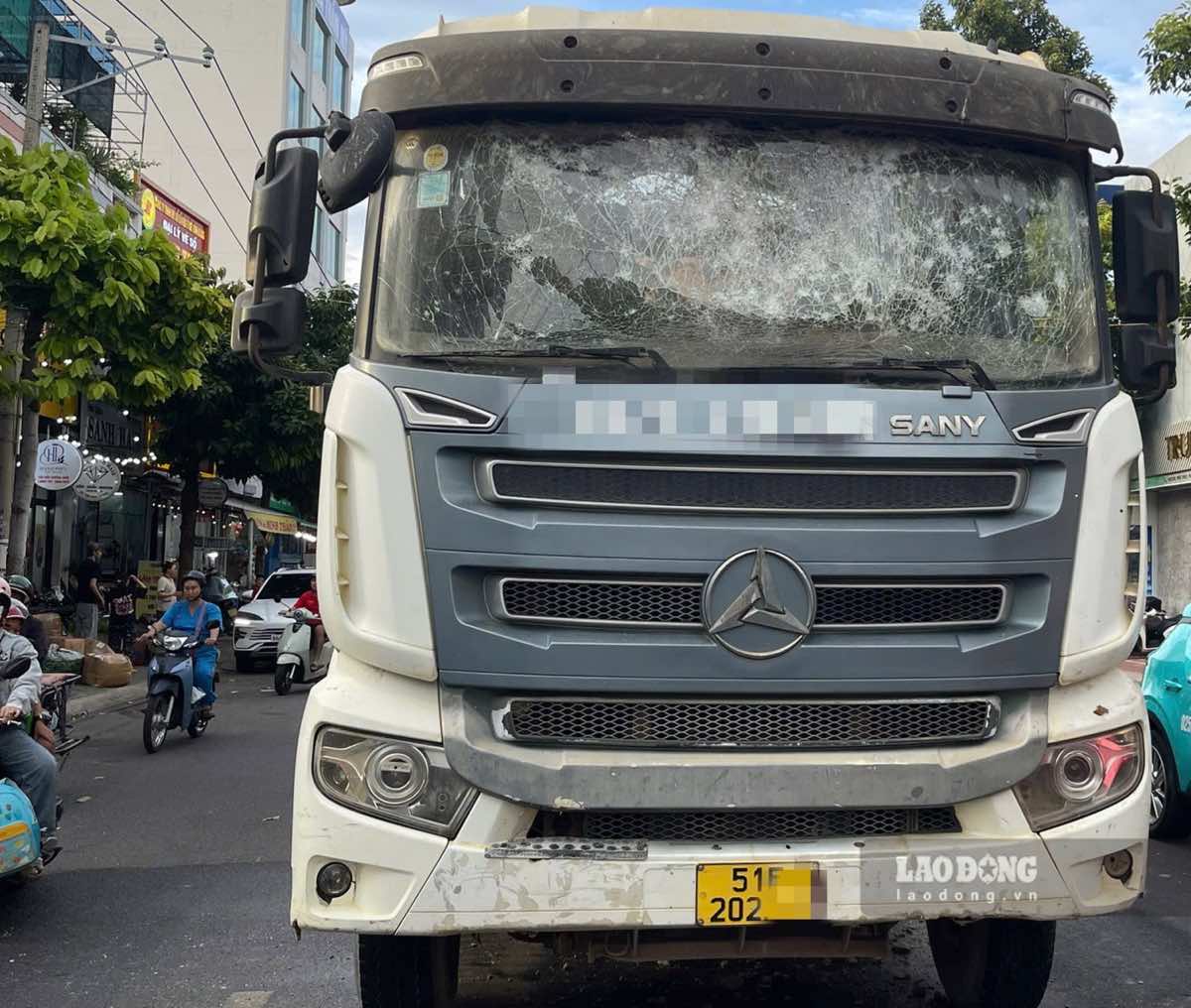 Xe trộn bê tông dừng giữa đường. Ảnh: Duy Tuấn
