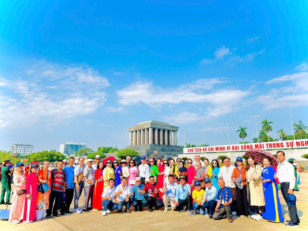 Các đoàn đại biểu là người có uy tín trong đồng bào dân tộc thiểu số tại TPHCM viếng Lăng Chủ tịch Hồ Chí Minh. Ảnh: Sở Dân tộc và Tôn giáo