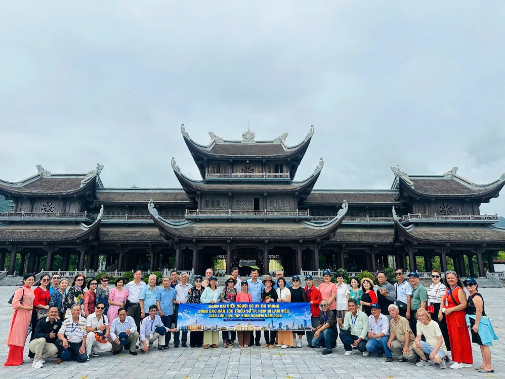 Đoàn đại biểu là người có uy tín trong đồng bào các dân tộc thiểu số tại TPHCM tham quan chùa Bái Đính sau khi làm việc và học tập kinh nghiệm tại tỉnh Ninh Bình. Ảnh: Sở Dân tộc và Tôn giáo.