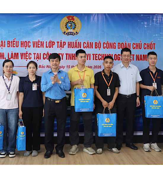 The working delegation presented 100 gifts to union members and workers in difficult circumstances and typical union members and workers in labor, production, with initiatives and technical improvements of Cayi Technology Vietnam Company. Photo: Quyet Chien/ Provincial Labor Federation.
