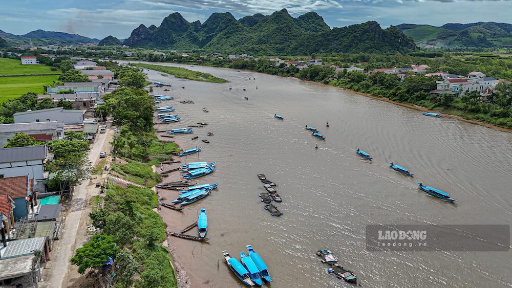 Hàng trăm lồng cá của người dân nằm dọc sông Son, tạo sinh kế gắn với vùng Di sản thiên nhiên thế giới Phong Nha - Kẻ Bàng. Ảnh: Nguyễn Luân