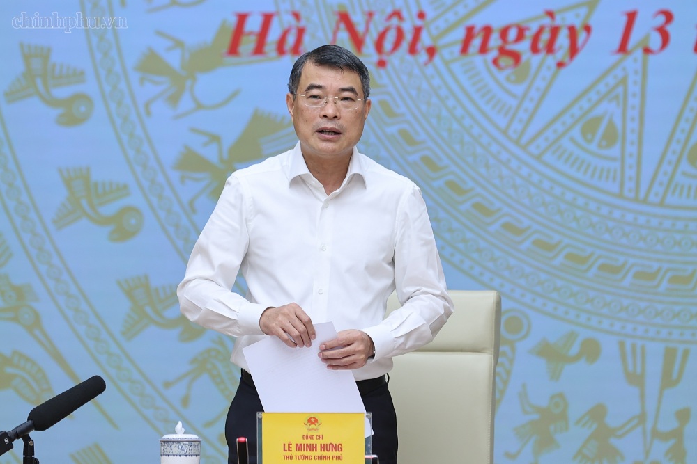 Politburo Member, Prime Minister Le Minh Hung chaired a working session with the State Bank of Vietnam and the system of credit institutions on August 13. Photo: VGP