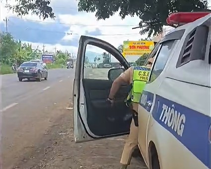 Dak Lak traffic police use specialized vehicles to open roads to take people with strokes to the emergency room. Photo: Dak Lak Police