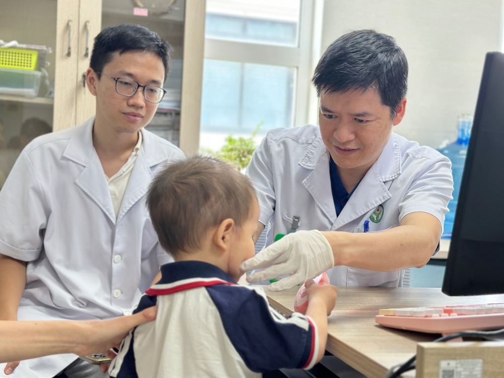 Bác sĩ thăm khám cho bệnh nhi sau ca phẫu thuật. Ảnh: Bệnh viện cung cấp