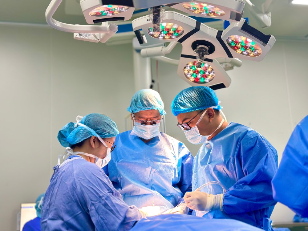 Doctors operate on a child bitten by a domestic dog. Photo: Hospital provided