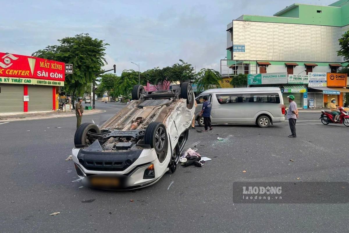 Escena del coche de 7 plazas volcado tras la colisión. Foto: Thành An