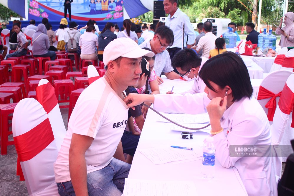 Đoàn viên, người lao động được chăm sóc sức khỏe miễn phí tại chương trình. Ảnh: Thanh Huyền
