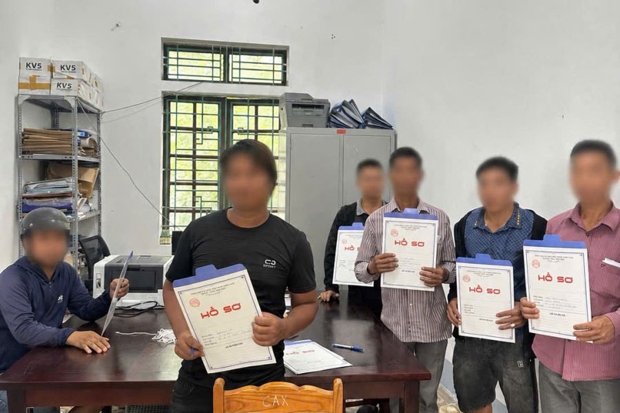 Commune police guide complete employment counseling dossiers for criminal judgment creditors at police stations. Photo: Phu Tho Provincial Police e-Portal