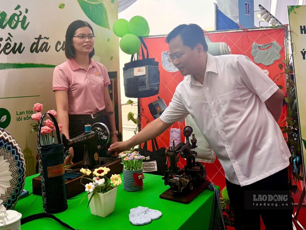 Ông Nguyễn Anh Tuấn - Ủy viên Trung ương Đảng, Chủ tịch Tổng Liên đoàn Lao động Việt Nam tham quan các gian hàng trưng bày sản phẩm thời trang tái chế với chủ đề “Thời trang xanh - Phát triển bền vững“. Ảnh: Quỳnh Chi