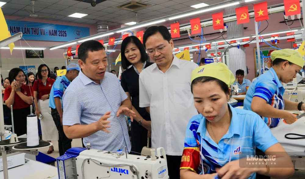 Ông Nguyễn Anh Tuấn - Ủy viên Trung ương Đảng, Chủ tịch Tổng Liên đoàn Lao động Việt Nam (áo trắng, đeo kính) động viên công nhân tại hội thi. Ảnh: Quỳnh Chi