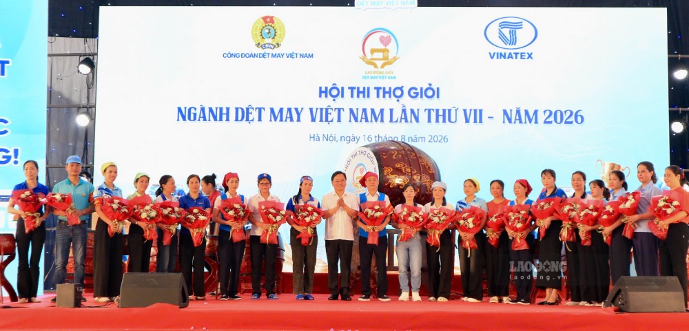 Mr. Nguyen Anh Tuan - Member of the Party Central Committee, Chairman of the Vietnam General Confederation of Labor presents flowers to representatives of 21 teams participating in the 7th Vietnam Textile and Garment Industry Skills Competition - 2026. Photo: Quynh Chi