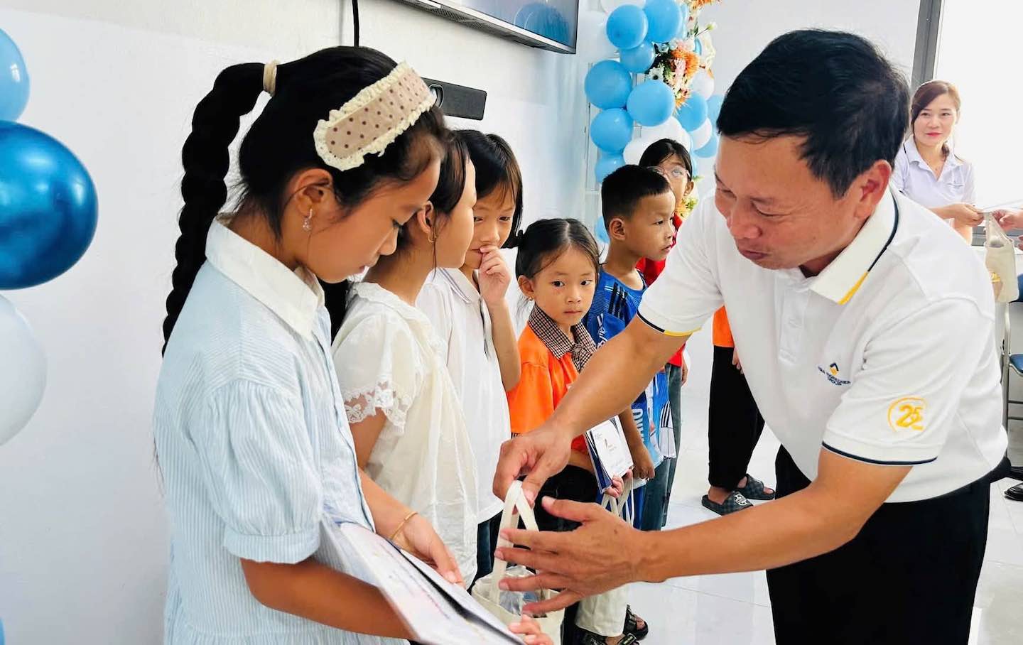 Remise de bourses d'études "Cánh diều Á Châu" aux enfants des travailleurs de la société par actions Á Châu Hoa Sơn. Photo: Syndicat de Nghệ An
