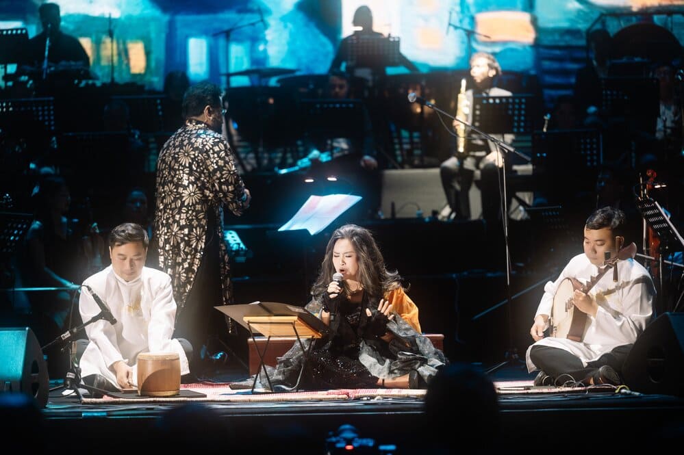 Trong liveconcert, Diva Thanh Lam được thỏa sức bung giọng theo hơi hướng hát xẩm qua ‘Chuyện cổ Nghi Tàm’ - trình diễn cùng đàn nguyệt, trống chầu kết hợp cùng dàn nhạc... Ảnh: Tuấn Đào Team