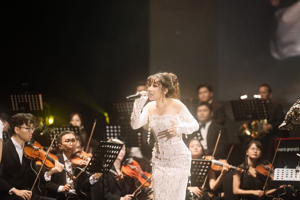 Female singer My Anh participates in the live concert "Legacy of Love - 10 years of remembrance of musician Thanh Tung". Photo: Tuan Dao Team