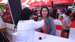 Thousands of union members and workers in Da Nang are given free health check-ups and X-rays. Photo: Thanh Huyen
