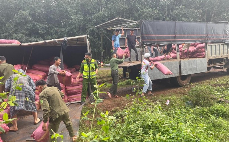 People in Tam Giang commune, Dak Lak province support the truck driver to overcome damage after an accident on the national highway. Photo: Dak Lak Police