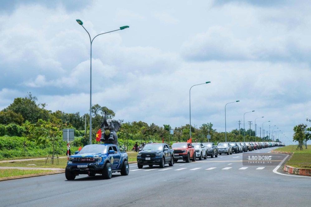 The image of an extended convoy creates a strong highlight for the 2026 Dak Lak Durian Festival. Photo: Do Thanh