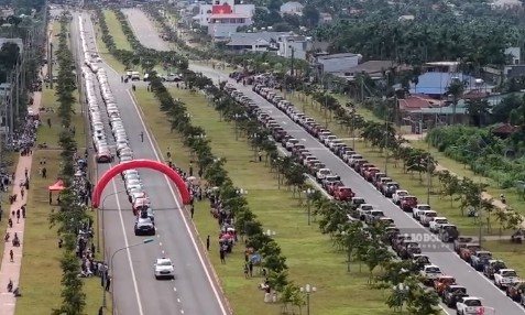 Quang cảnh đoàn xe trên cao. Ảnh: Đỗ Thanh