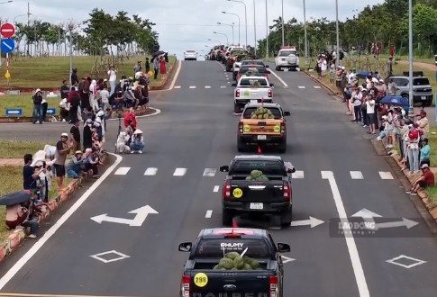 Đoàn xe tiến về khu vực phường Buôn Ma Thuột. Ảnh: Đỗ Thanh