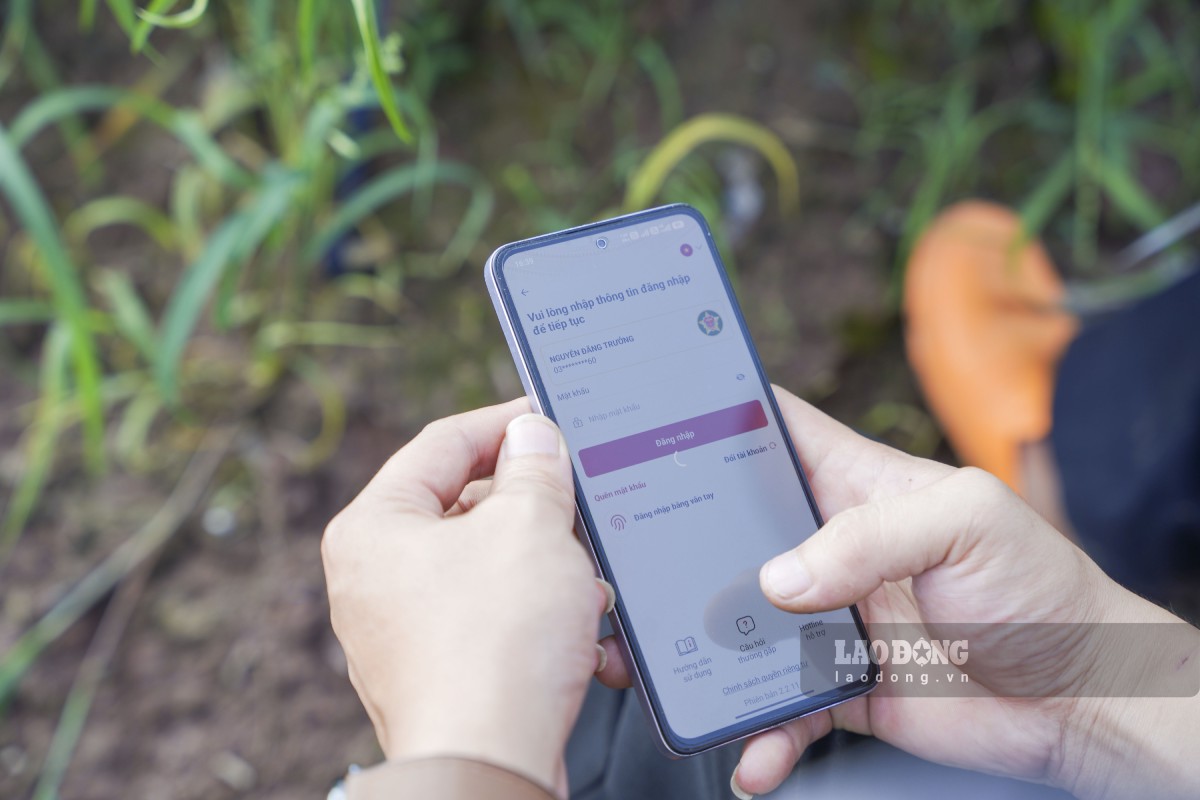 Anh Trưởng trực tiếp hướng dẫn sử dụng ứng dụng VNeID cho người cao tuổi. Ảnh: Lương Hà