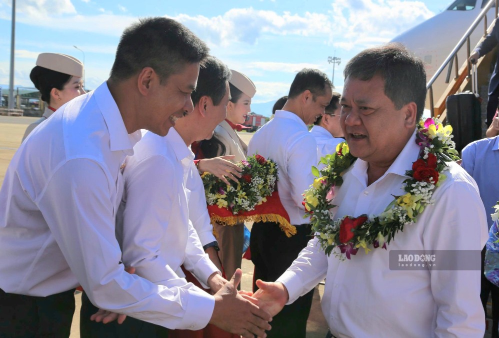 Bí thư Tỉnh ủy Khánh Hòa Trần Phong là một trong những hành khách trên chuyến bay đầu tiên trên đường bay nối Cam Ranh - Khánh Hòa. Ảnh: Nguyễn Luân
