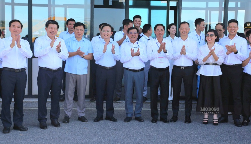 Lãnh đạo tỉnh Quảng Trị đón khách trên chuyến bay đầu tiên từ Cam Ranh đến Đồng Hới. Ảnh: Nguyễn Luân