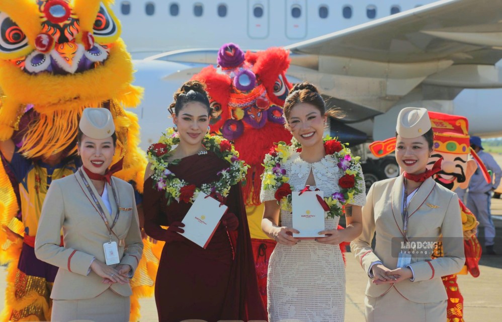 The first passengers on the flight Cam Ranh - Dong Hoi. Photo: Nguyen Luan