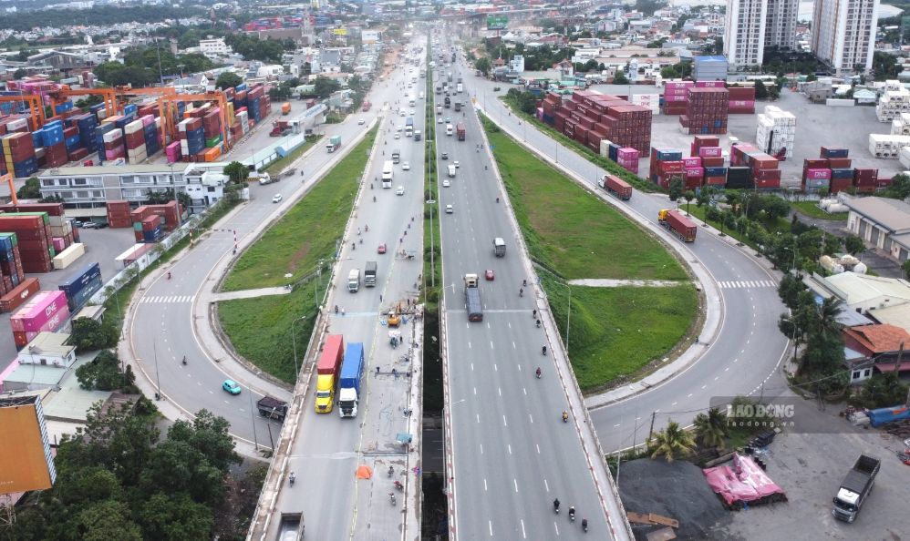 国道1A線上のホーチミン市とドンナイ省を結ぶ8車線橋。写真:HAC