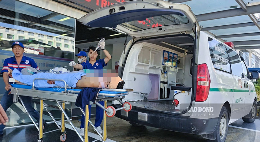 The seriously injured patient was transferred to Nghe An Friendship General Hospital for treatment. Photo: Duy Chuong