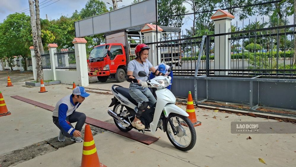 Đông đảo đoàn viên, thanh niên hào hứng tham gia phần thi thực hành lái xe an toàn. Ảnh: Mỹ Hòa