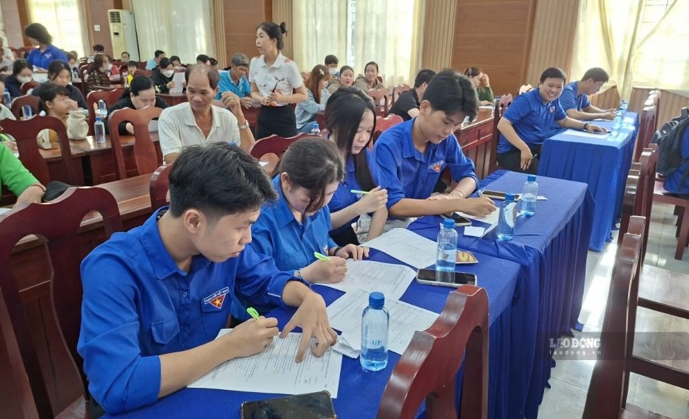 A large number of union members and youth of An Binh ward, Dong Thap province enthusiastically participated in the multiple-choice test on traffic law knowledge. Photo: My Hoa