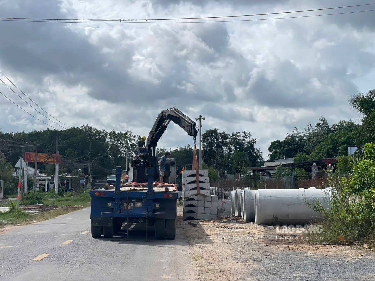 Nhà thầu đang bắt đầu triển khai thi công lắp đặt đường cống thoát nước. Ảnh: Đình Trọng