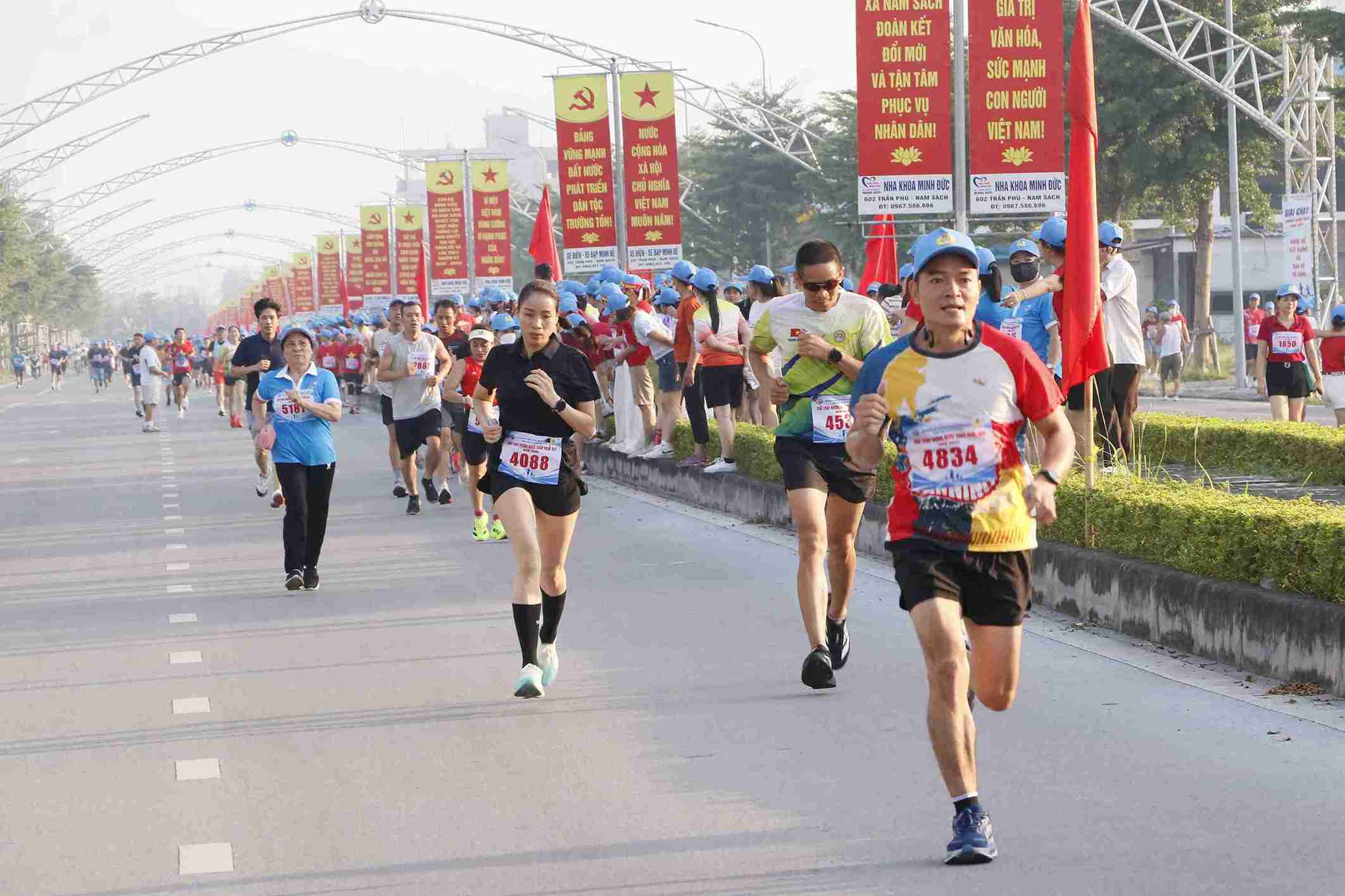 Healthy runs create a vibrant atmosphere at the "Healthy and Beautiful Steps" Running Race. Photo: Nam Sach Commune
