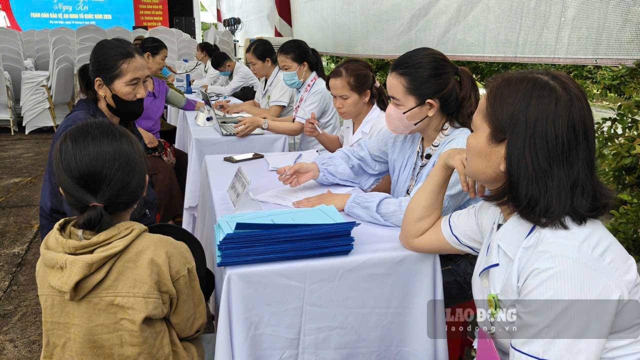 Chương trình đã giúp khoảng 200 người dân được khám bệnh về mắt. Ảnh: Đình Trọng