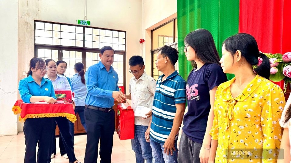 Vinh Long Trade Union visits, gives gifts, and encourages union members in difficult circumstances. Photo: Hoang Loc