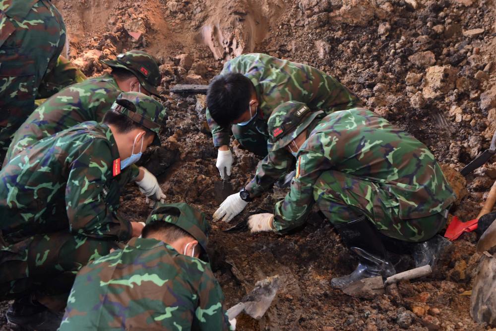 Expanding the search in Zone A of Le Thi Rieng Park, 24 more sets of remains were discovered. Photo: Ho Chi Minh City Command
