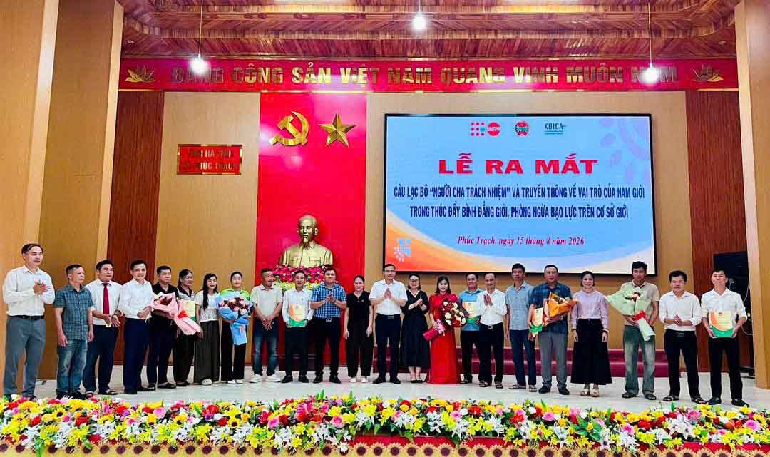 Launching ceremony of 5 "Responsible Father" clubs in Phuc Trach border commune. Photo: Phuc Trach Commune People's Committee