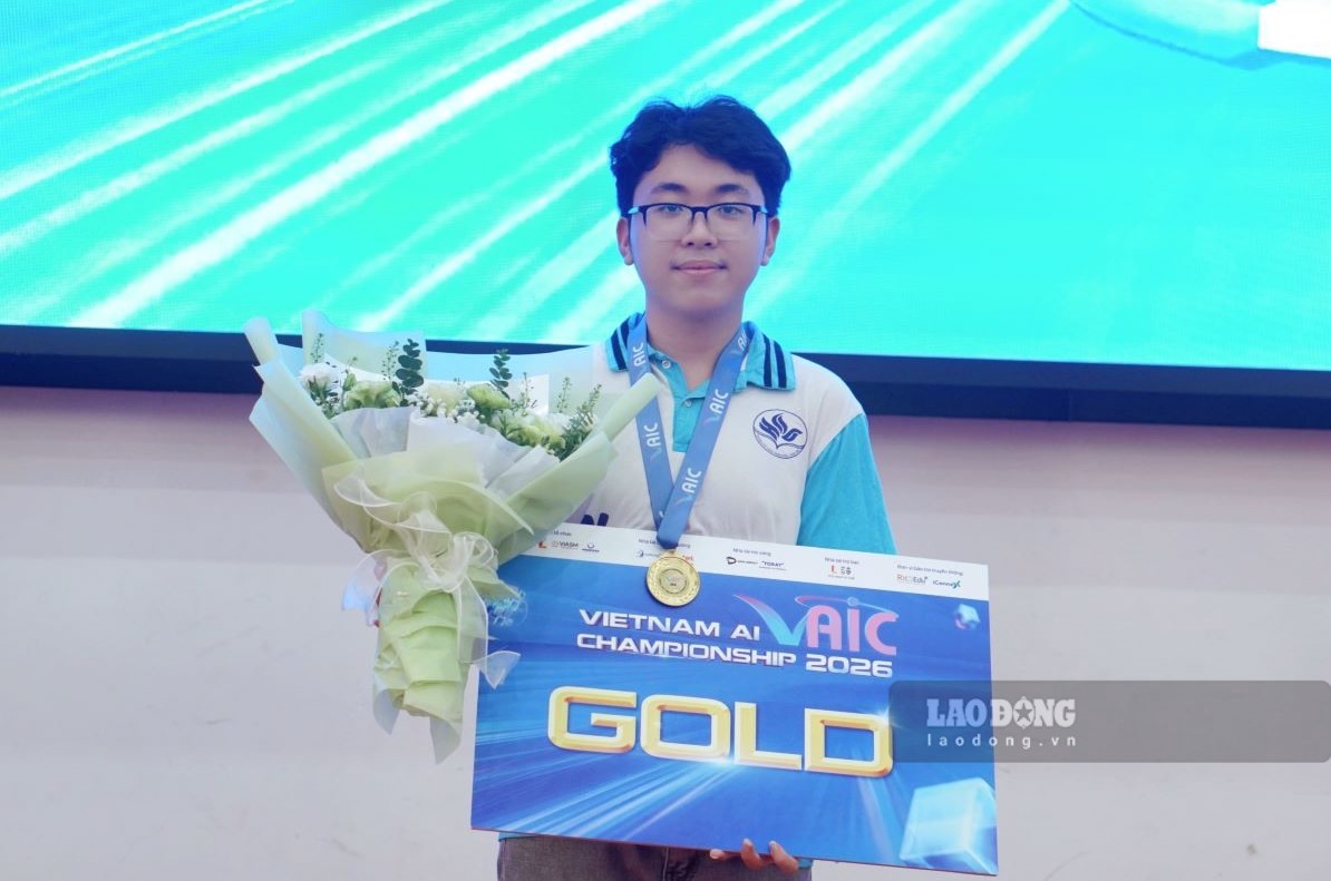 Tran Minh Hieu - 12th grade student, High School for the Gifted, Vietnam National University Ho Chi Minh City - won the special prize in the competition. Photo: Van Cuong