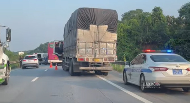 Les autorités compétentes enquêtent sur la cause de la collision sur l'autoroute Noi Bai - Lao Cai. Photo: Dinh Dai