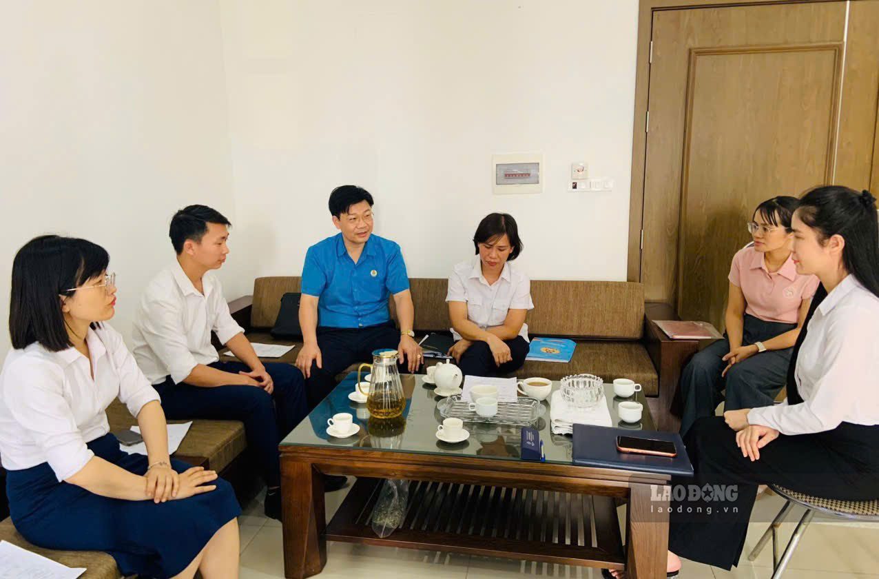 The Trade Union of Industrial Parks of Lao Cai province works with Ha Son Import-Export Co., Ltd. Photo: Dinh Tuyen